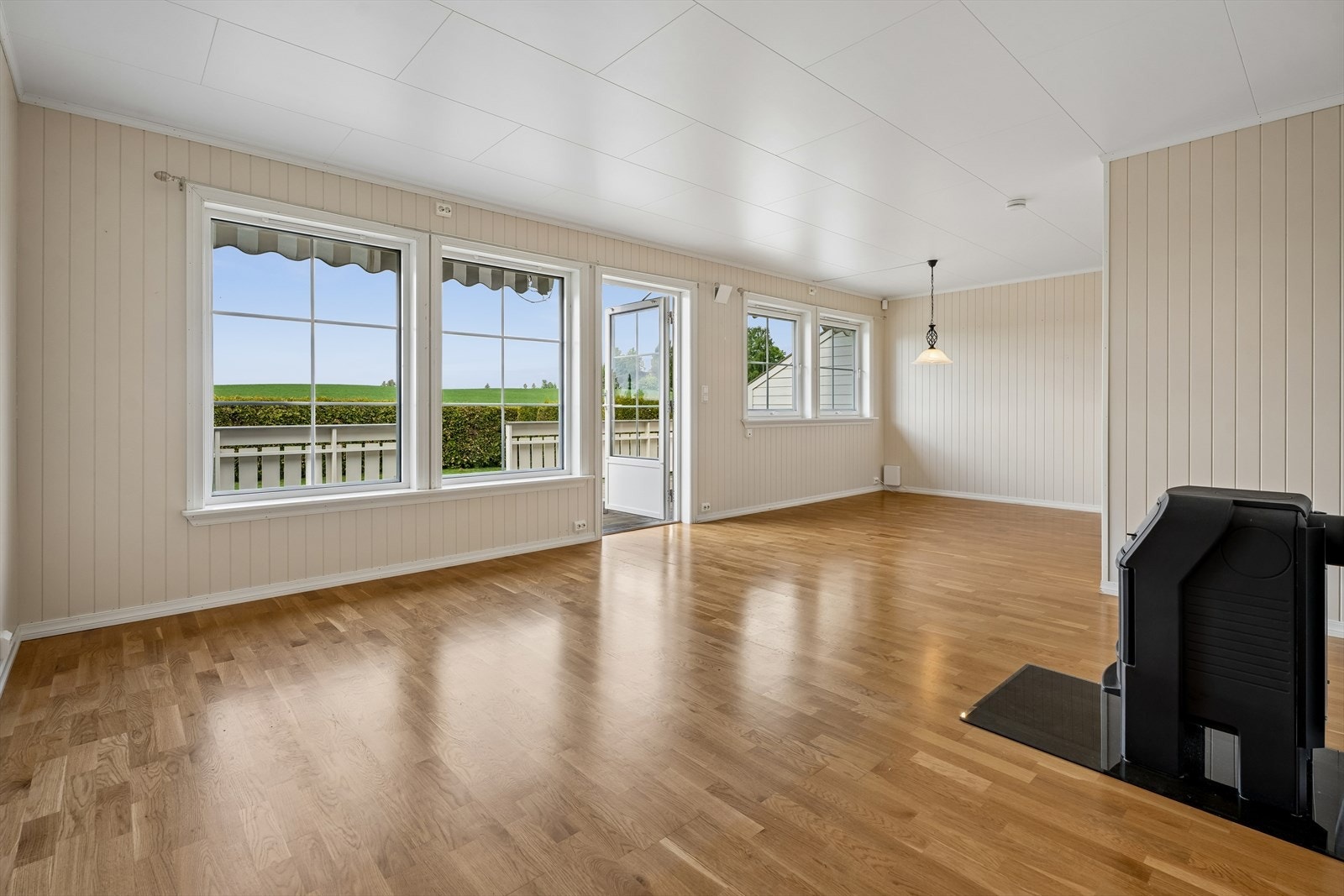 Store vindusflater med isolerglass fra byggeåret slipper inn rikelig med dagslys. Galleribilde