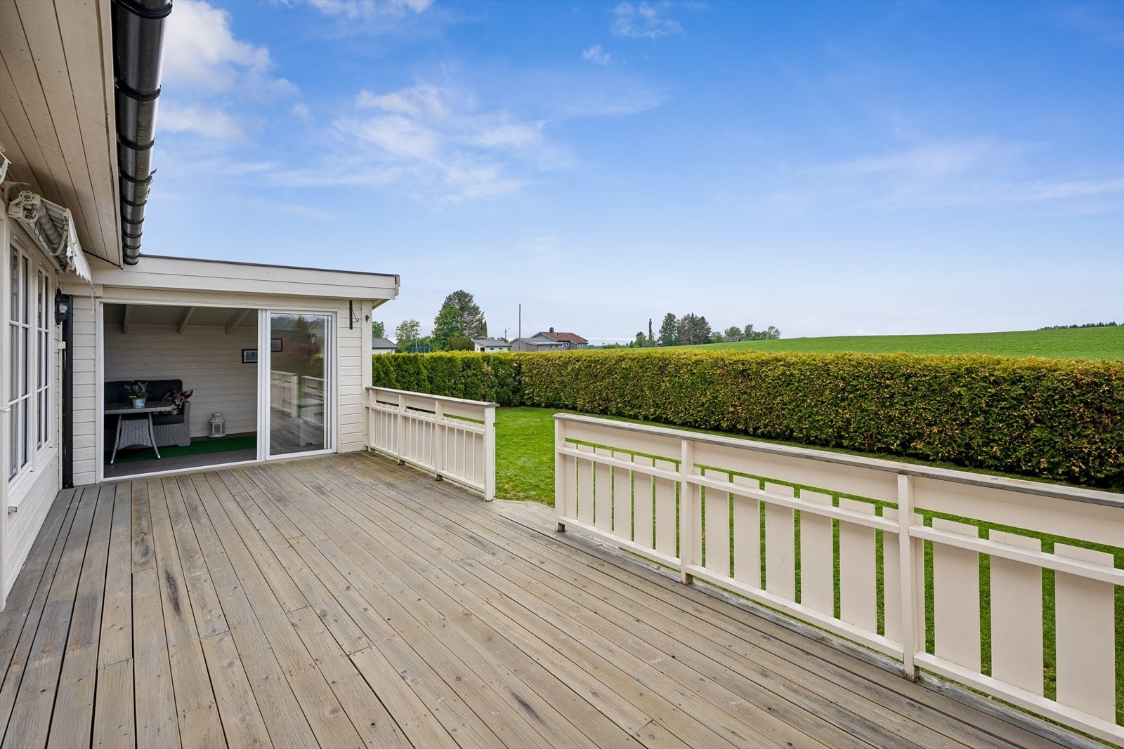 Stor terrasse på 33 m² med god plass til utemøbler og grill. Galleribilde
