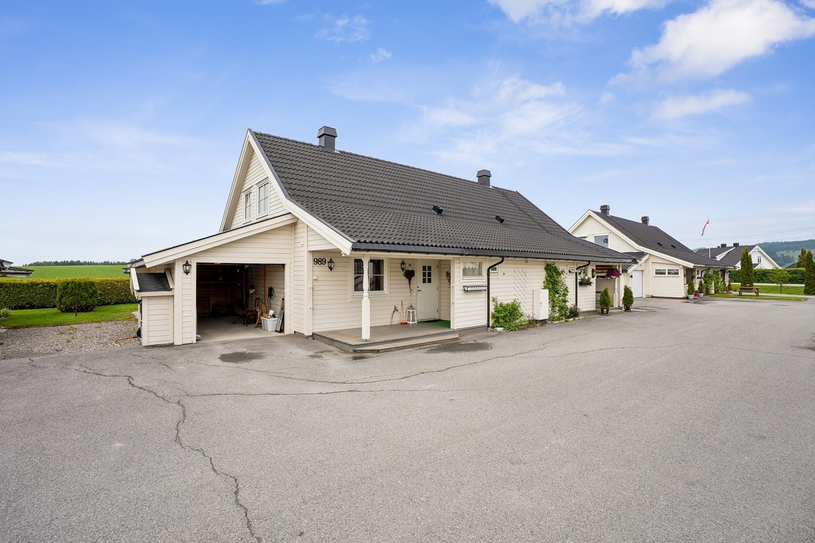 Eiendommen har garasjen rett ved inngangspartiet. Galleribilde