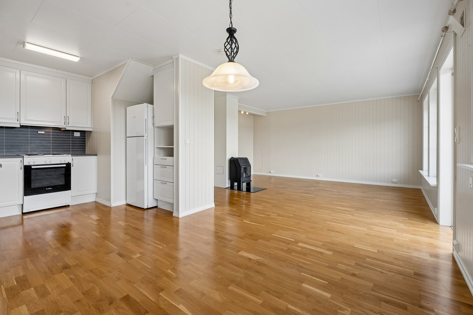 Stuen har god plass til både spisebord og sofagruppe. Varmekabler i gulvet gir jevn og behagelig varme. Galleribilde