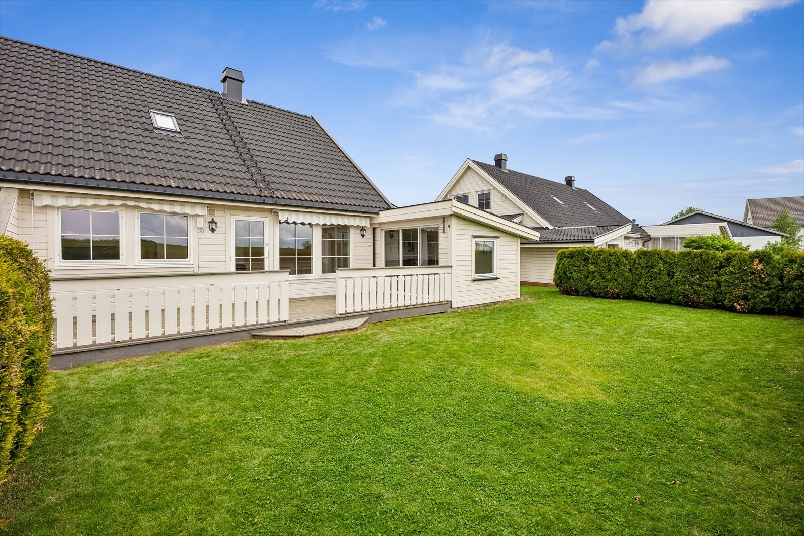 Fra stuen er det direkte utgang til en romslig terrasse og hage. Galleribilde