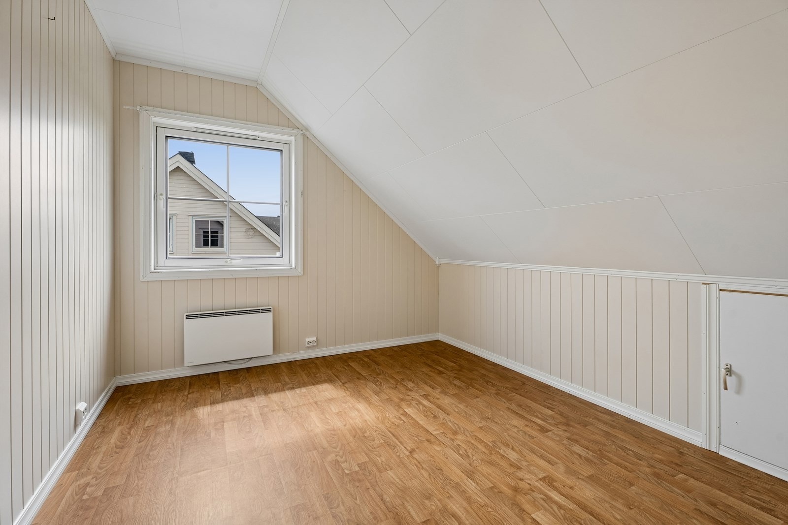 Det ene av to soverom i andre etasje. Skråtaket gir rommet karakter. Galleribilde