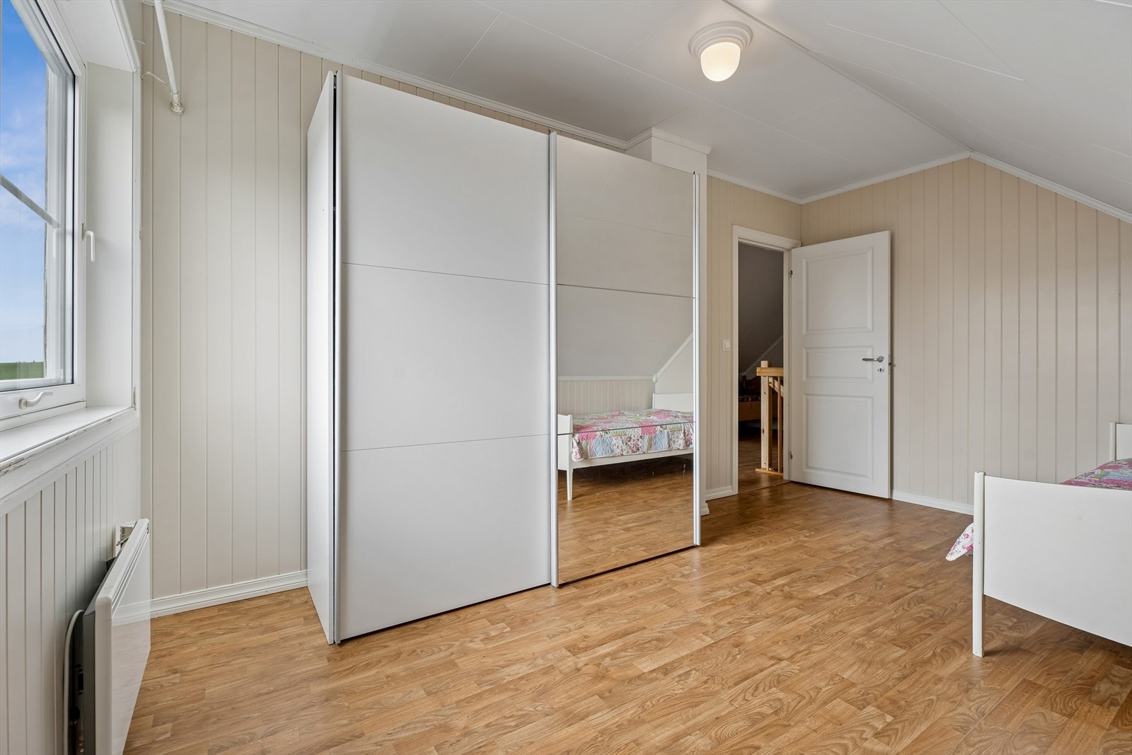 Rommet har belegg på gulvet og malte plater på veggene. Galleribilde