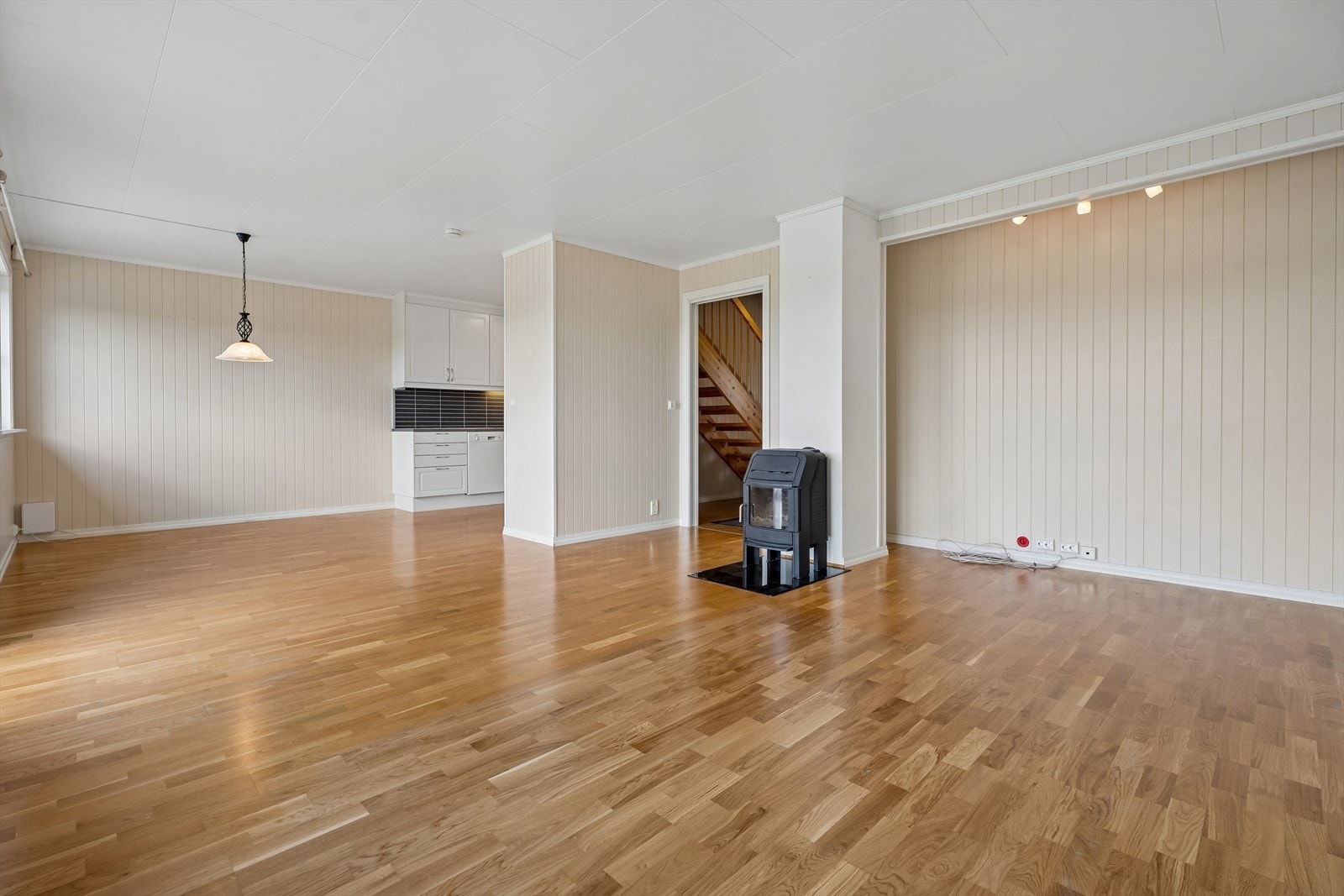 En sentralt plassert peisovn gir ekstra varme og hygge på kalde dager. Galleribilde