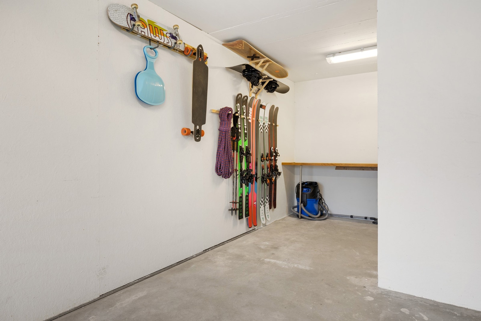 Garasjen har god plass til oppbevaring Galleribilde