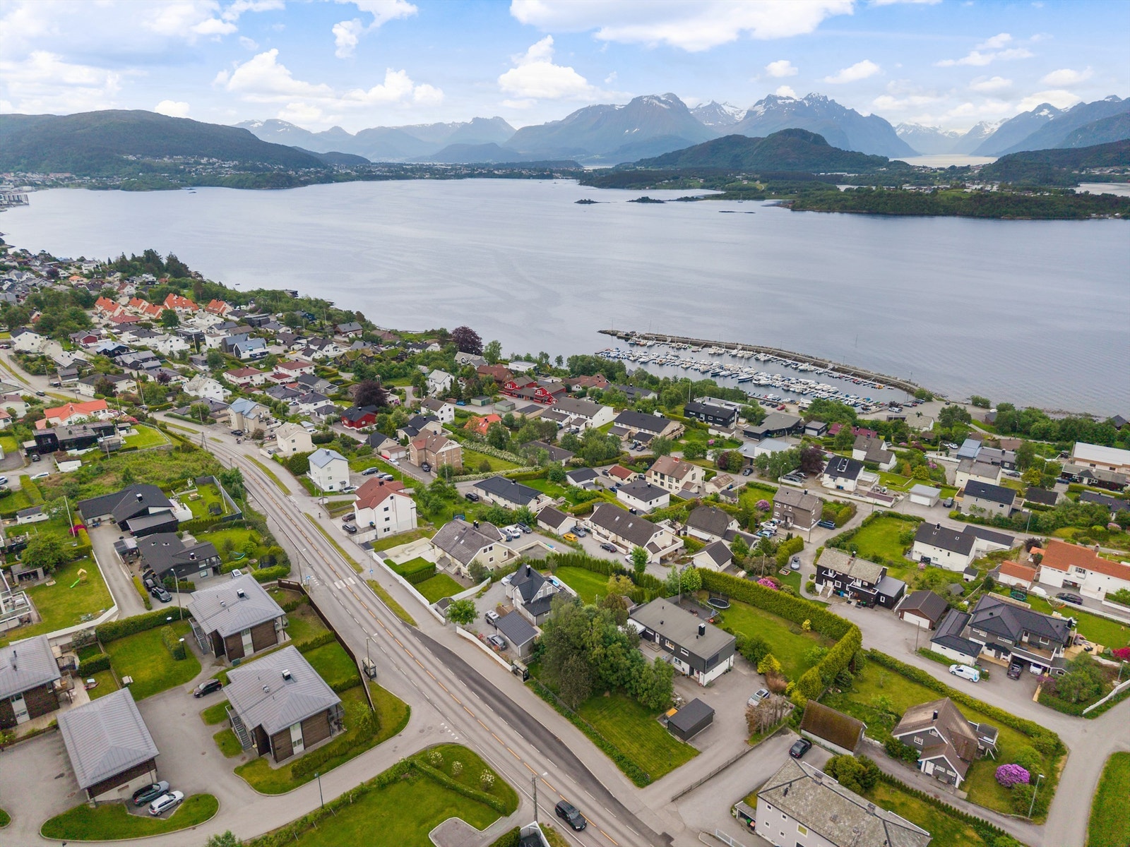 Boligen ligger i et attraktivt og barnevennlig boligområde i endevei, med gangavstand til skole, dagligvarebutikk og populære Fjordstien Galleribilde
