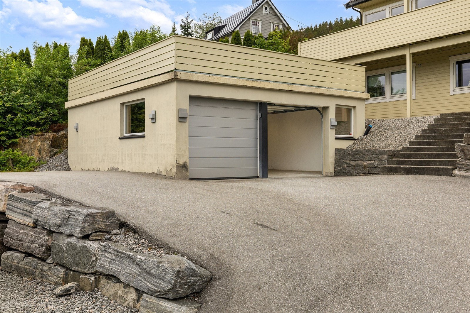 Garasje med elport Galleribilde