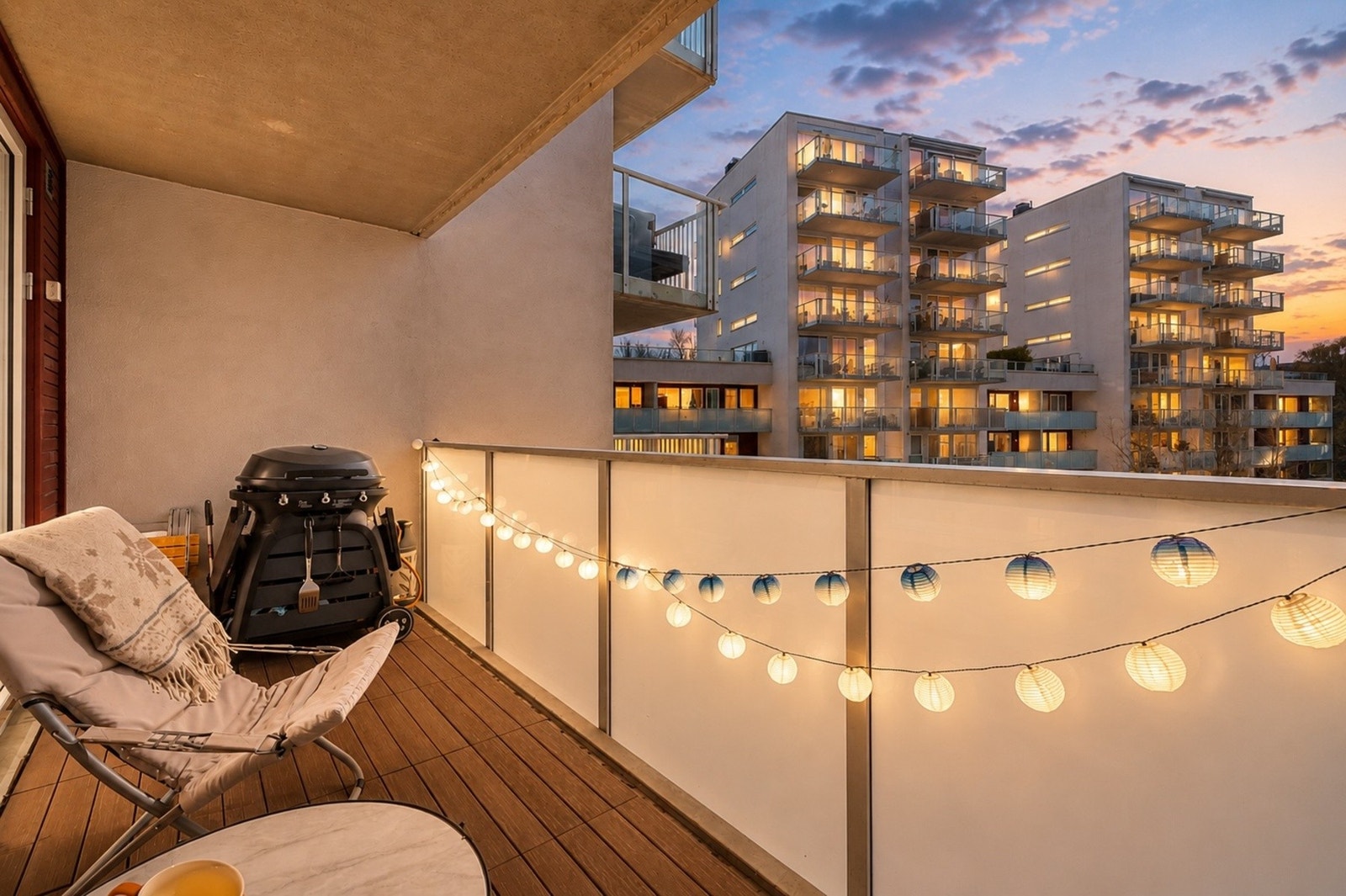 Balkongen er på ca. 8 kvm med god plass til utemøblement, grill og beplantning. Galleribilde