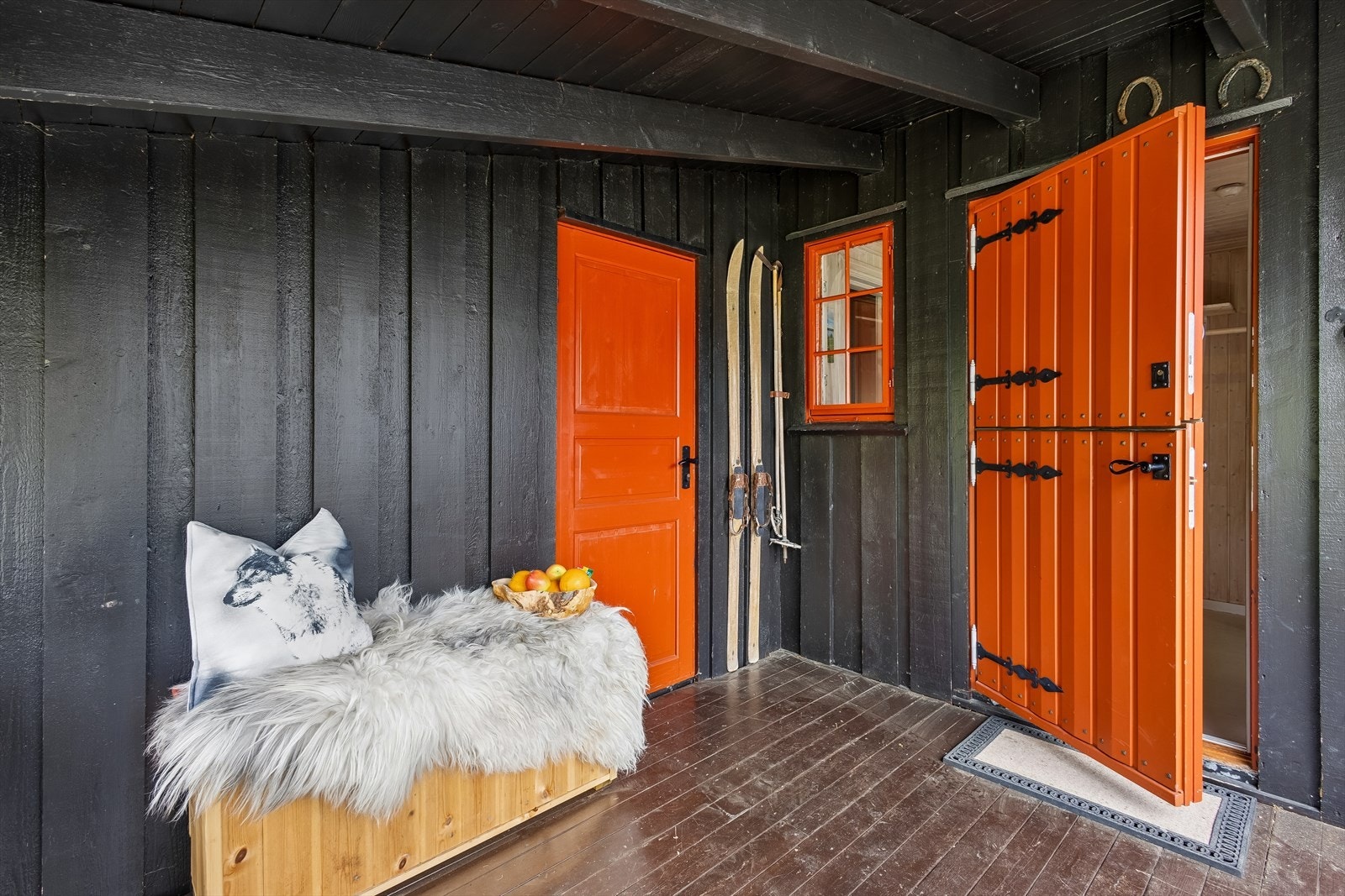 Overbygd inngangsparti med tilgang til en isolert bod, som ble tilbygget i 2009. Galleribilde