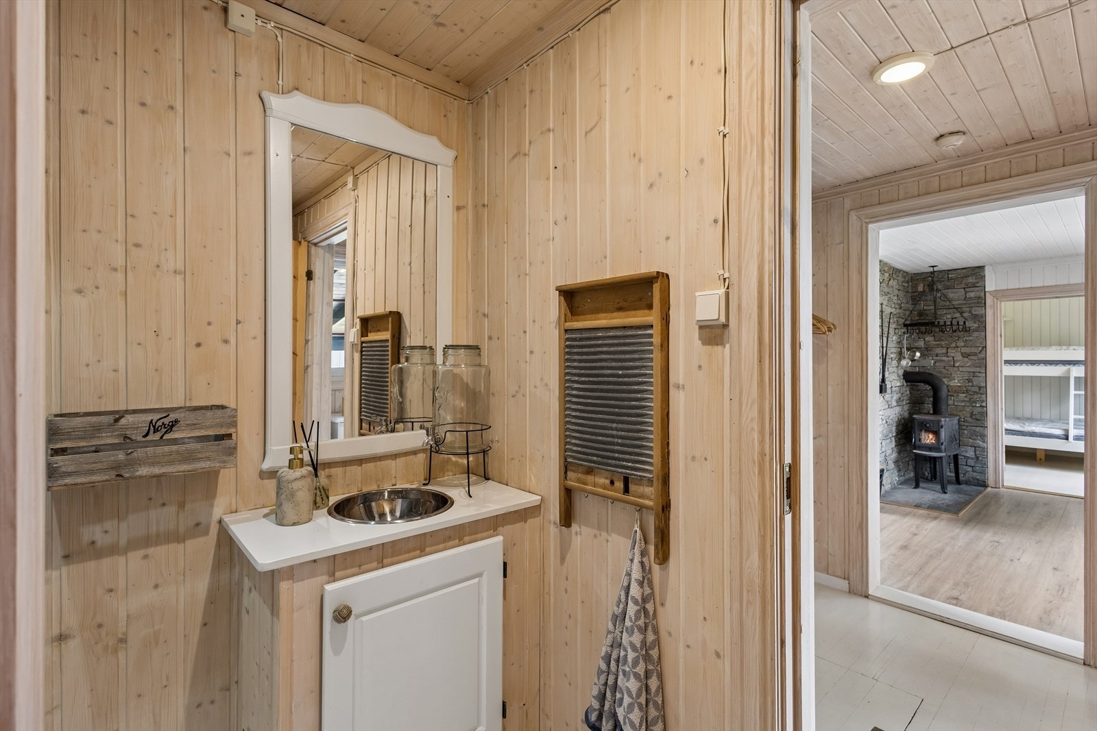 Sanitærrom med håndvask. Rommet er adskilt fra toalettrommet. Galleribilde