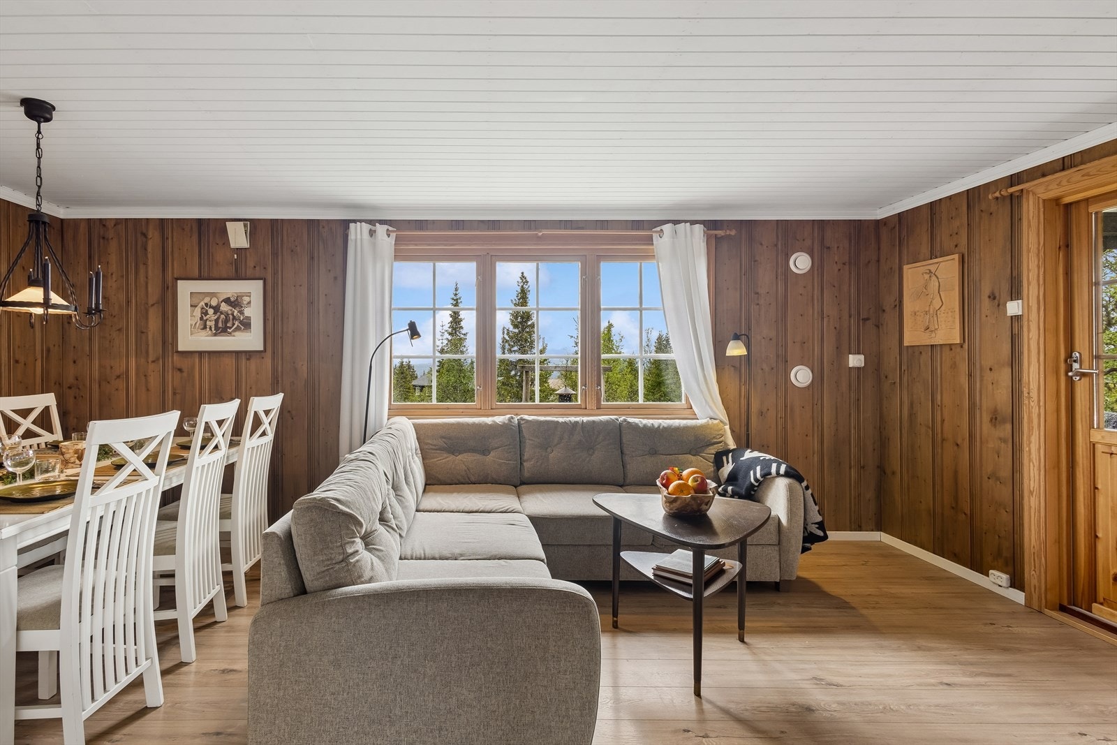 Vinduer med isolerglass og et ytre lag med enkeltglass. Galleribilde