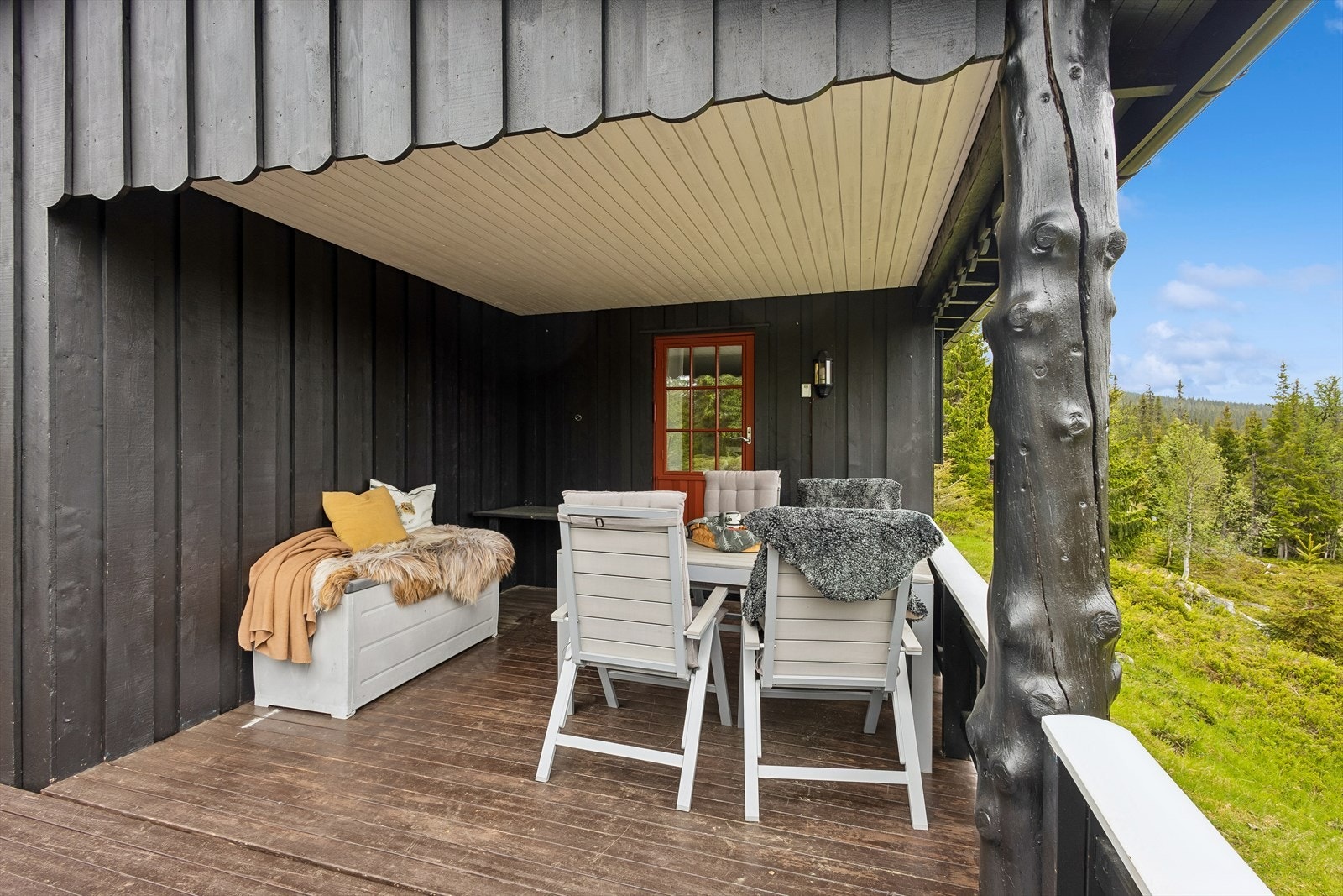 Terrasse med god plass til sittegruppe, med utgang fra stuen. Galleribilde