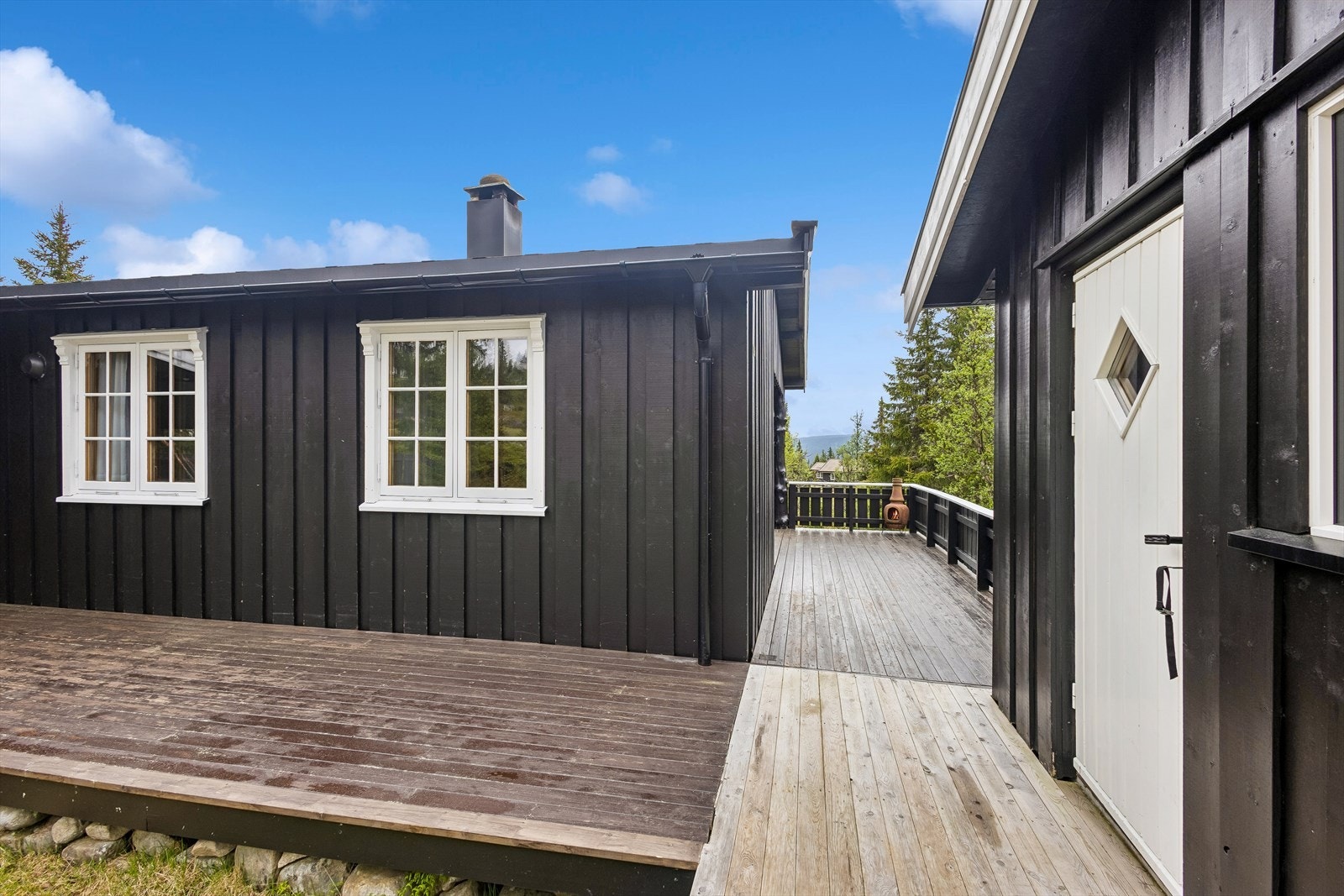 Terrassen binder sammen hovedhytta og det nye uthuset. Galleribilde