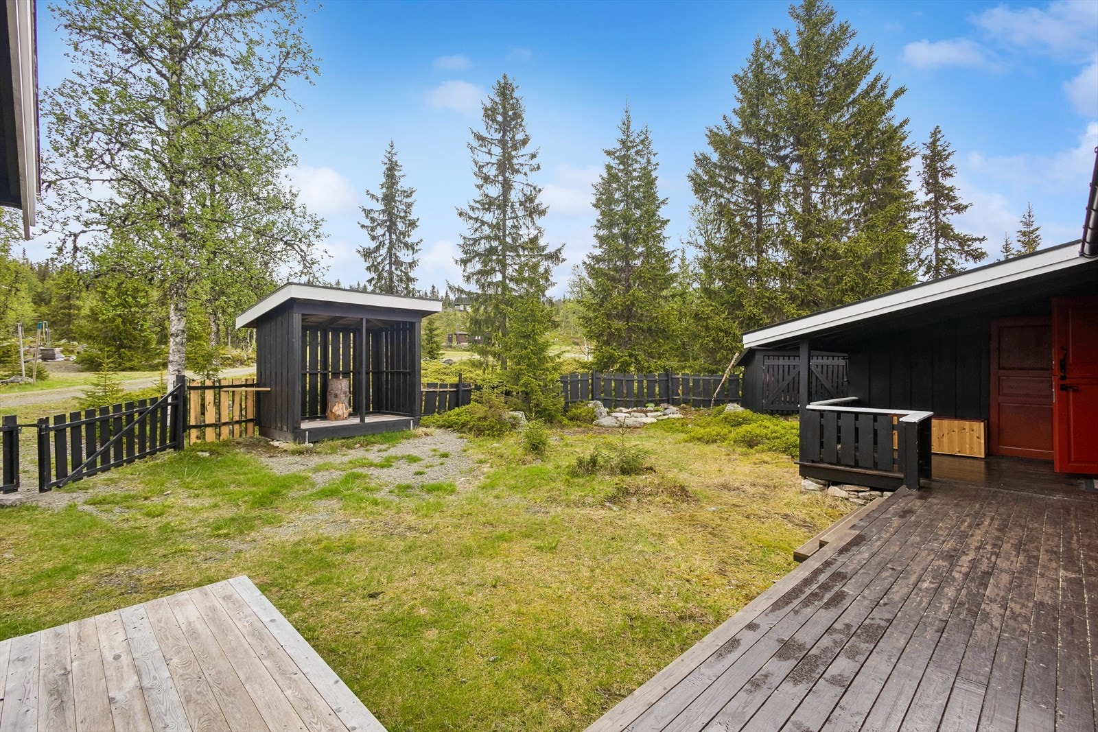 Eiendommen er en naturtomt med stedegen vegetasjon og parkering ved hytta. Galleribilde