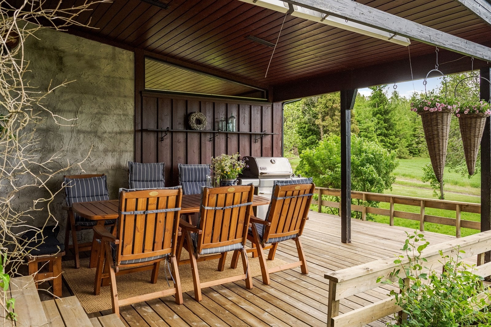 Du har også sørvendt terrasse med takoverbygg hvor du kan nyte lange og fine dager uansett vær. Galleribilde