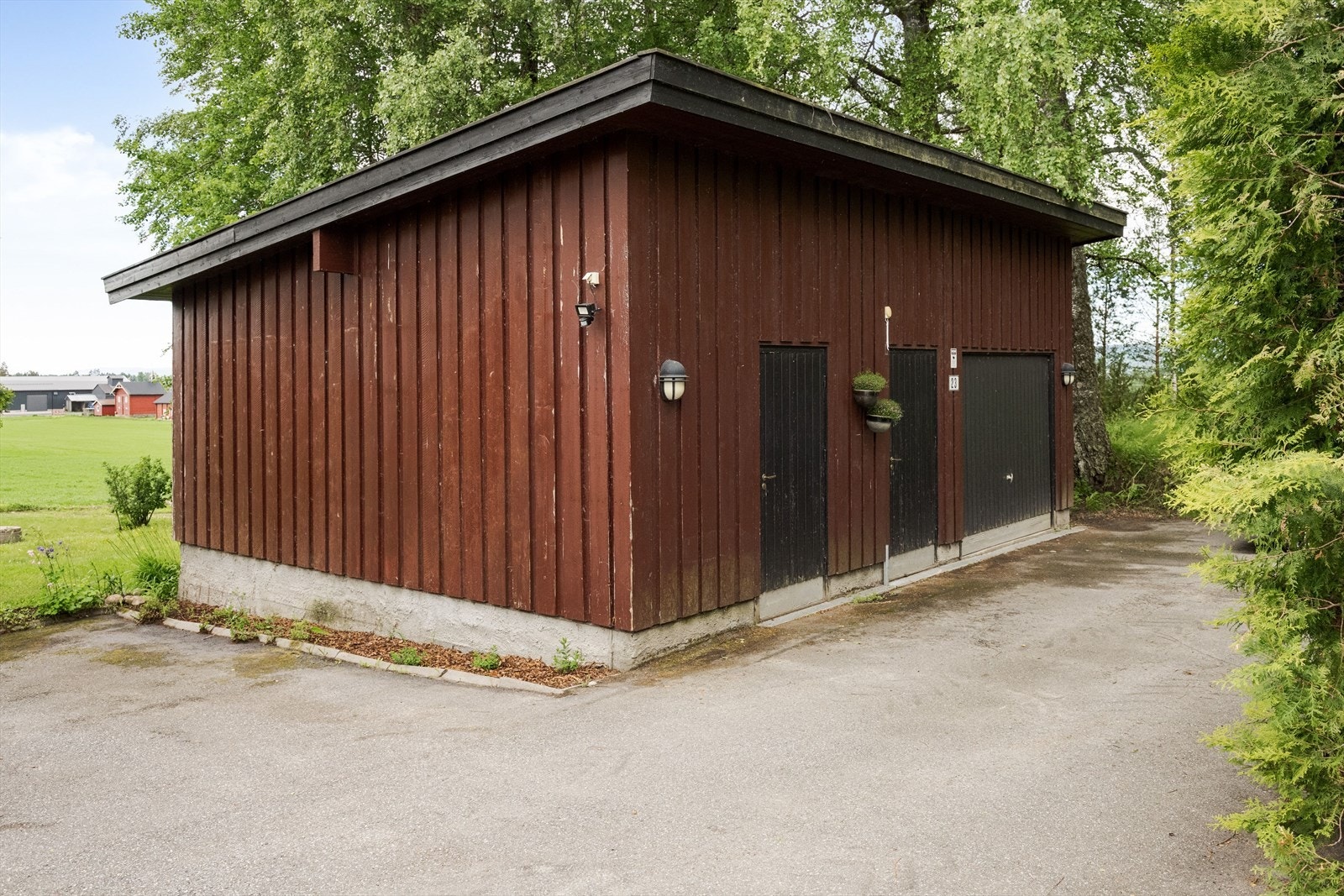 Garasjen er fra 1985, har bod og plass til en bil, elektrisk åpner på porten og innlagt strøm. Galleribilde