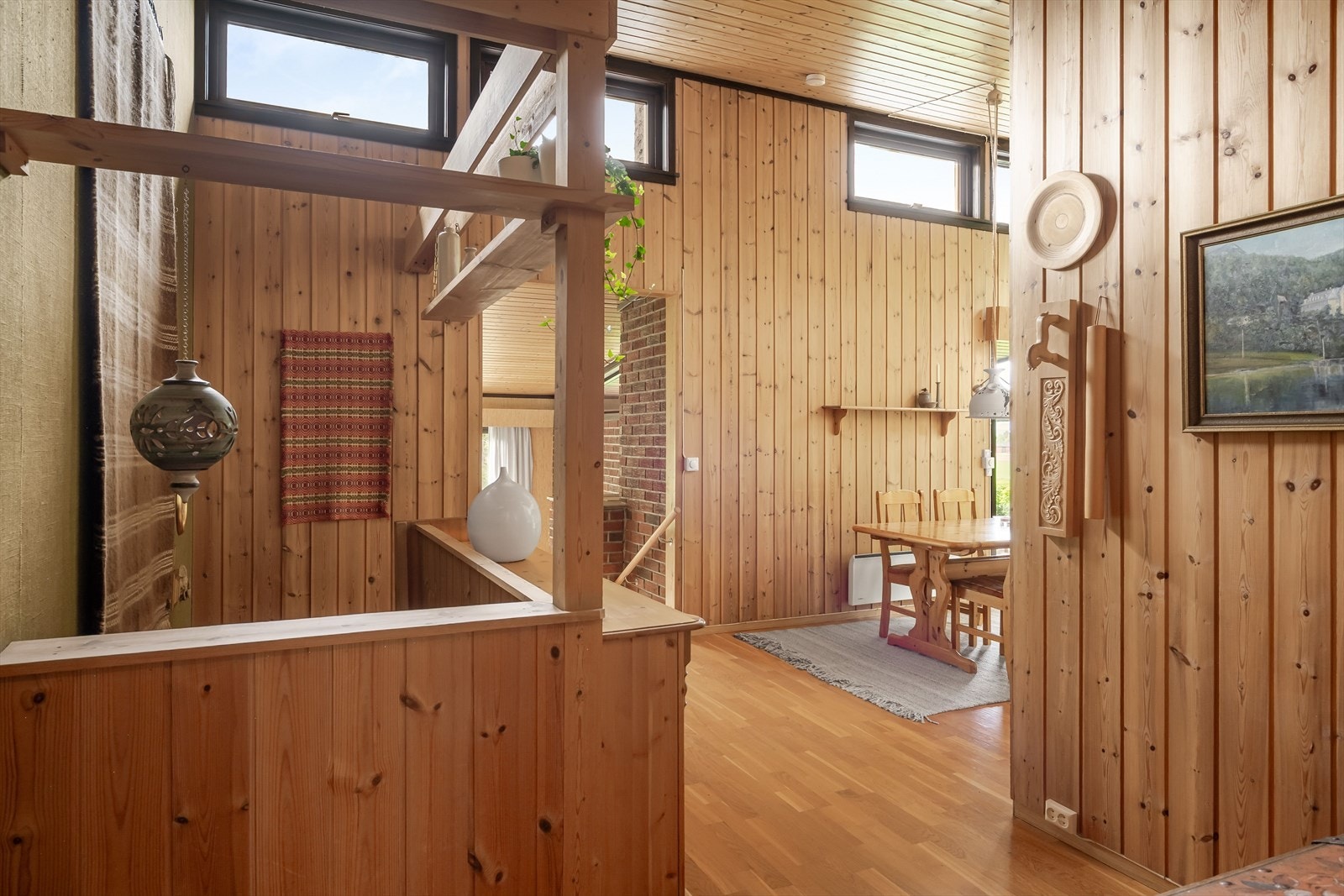 Innvendige overflater med parkett, belegg og laminat på gulvene, trepanel, tapet og MDF-plater på veggene og himlinger med takessplater og trepanel. Galleribilde