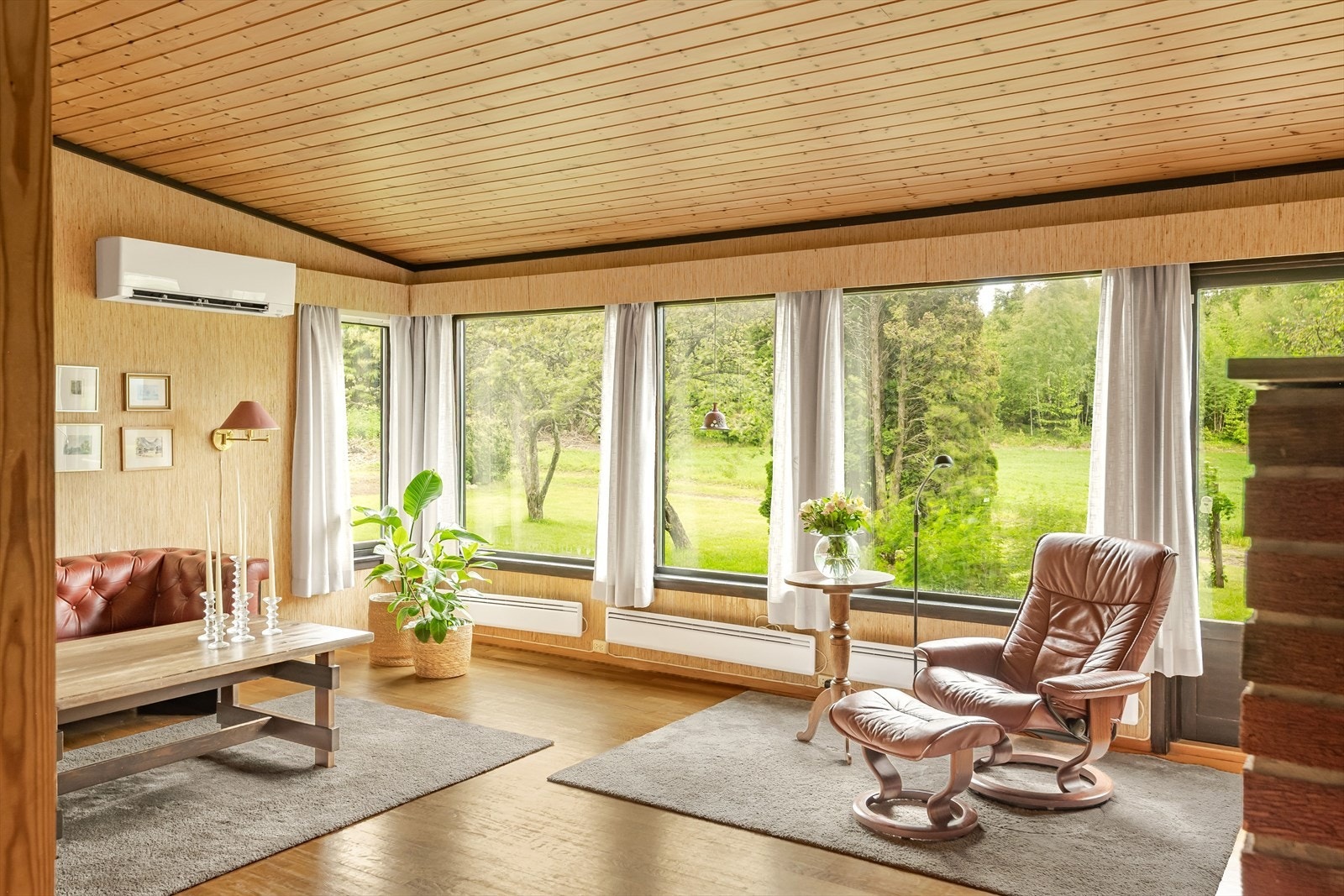 Her har du en lys og fin stue med god plass til sofagruppe. Galleribilde