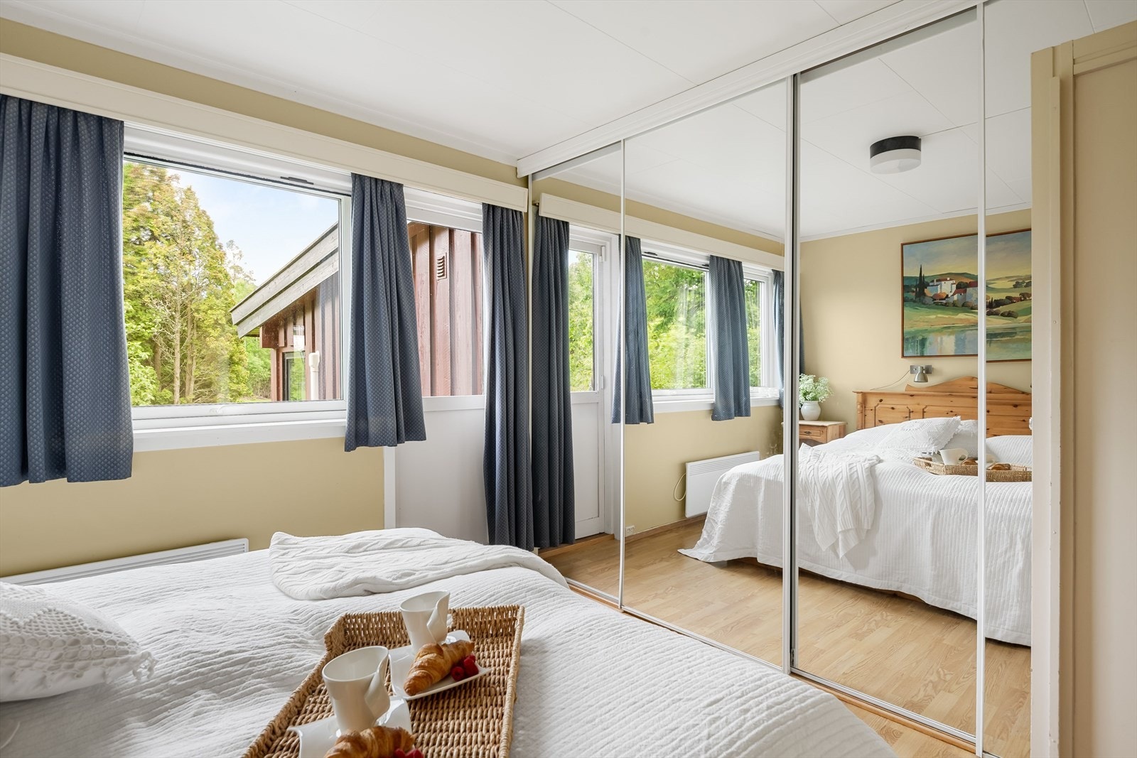 Praktisk og stor skyvedørsgarderobe med speilfronter. Galleribilde