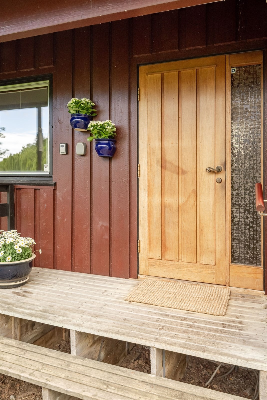 Inngangsdør med sidefelt med glass fra byggeår. Galleribilde