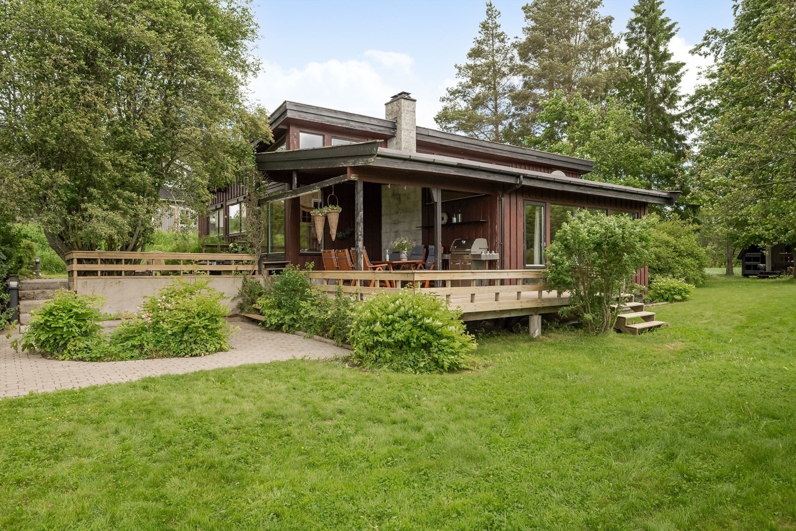 Arkitekttegnet og stilig bolig bygd i 1978 med ulike nivåer innvendig og kjeller. Galleribilde
