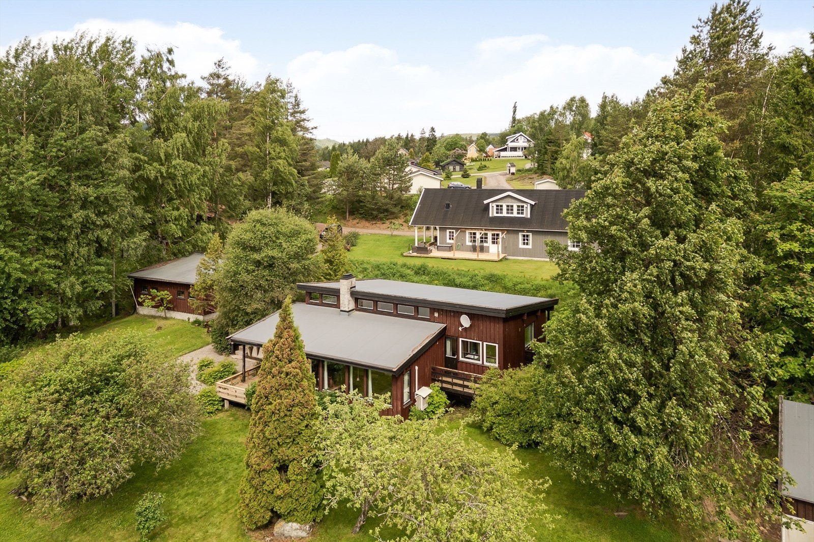 Her bor du i barnevennlige og rolige omgivelser innerst i blindvei i et etablert boligområde i utkanten av Flisa sentrum. Galleribilde
