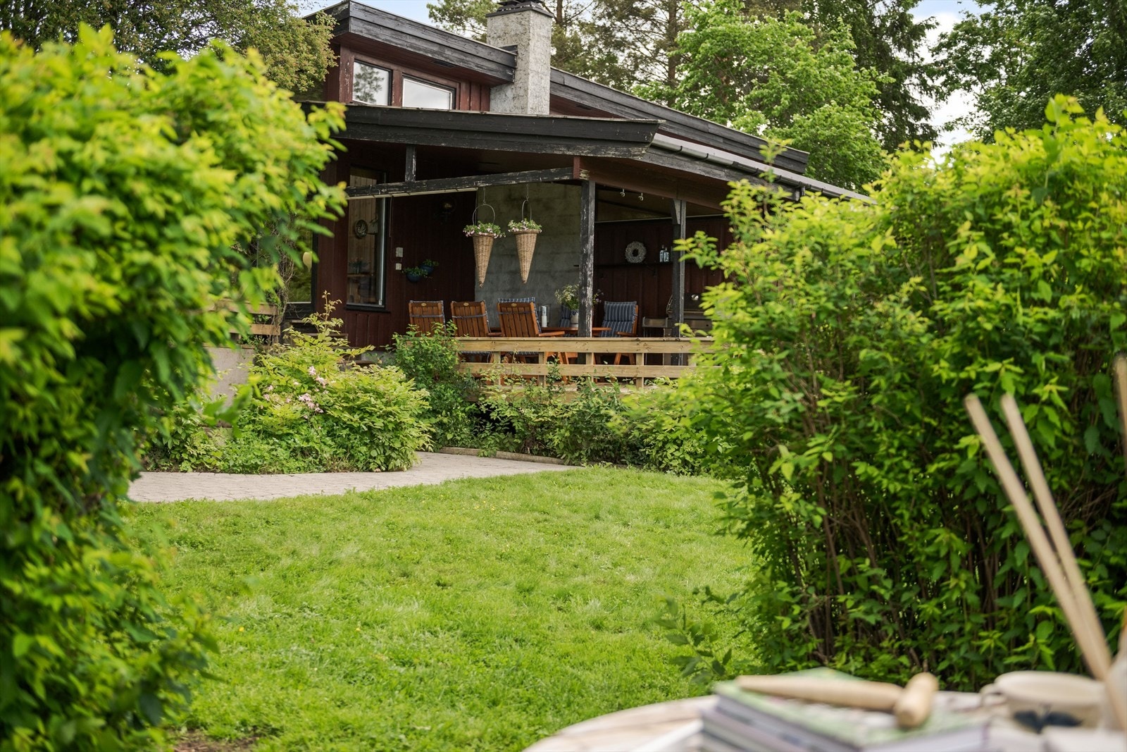 Også i hagen er det lagd til en hyggelig uteplass med hekk rundt. Galleribilde