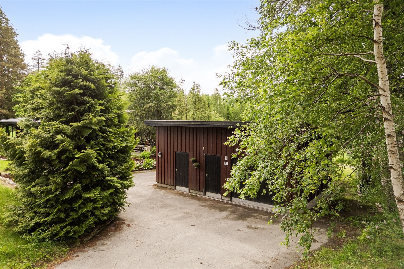 Gårdsplassen er asfaltert og har gode parkeringsmuligheter. Galleribilde