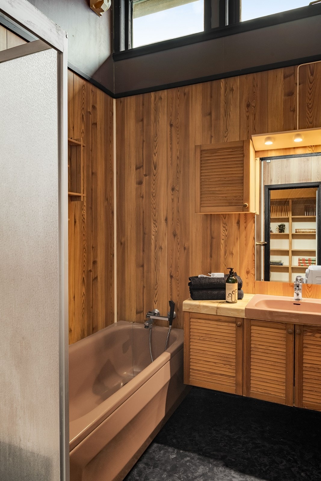 På badet er det dusjkabinett, badekar, servantinnredning, gulvstående toalett og opplegg til vaskemaskin. Galleribilde