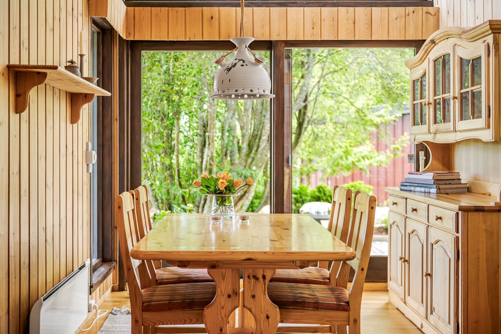Fra spisestuen er det utgang til den flotte og frodige hagen som må oppleves. Galleribilde