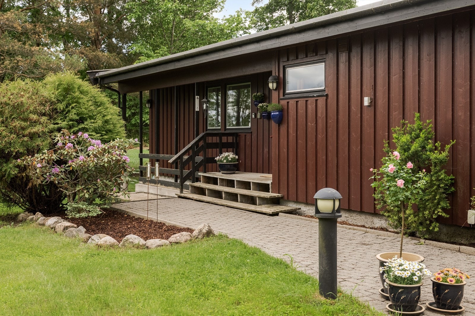 Inngangspartiet har takoverbygg som skjermer fint for vær og vind. Galleribilde