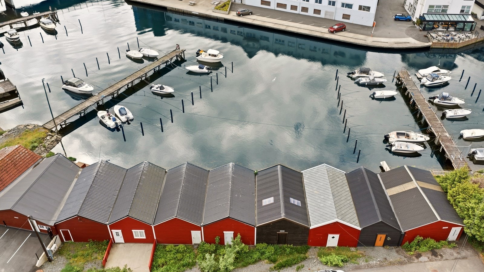 - Naustet ligger rett i sjøkanten ved Os sentrum - Galleribilde