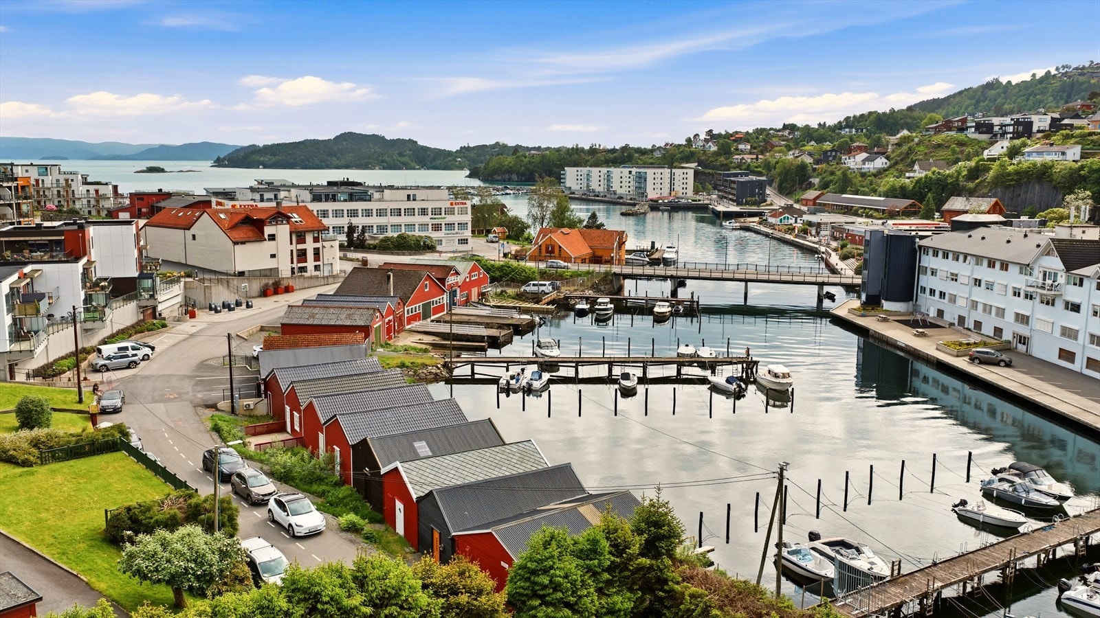 - Kjørbar vei og parkeringsmulighet helt frem til naustet - Galleribilde