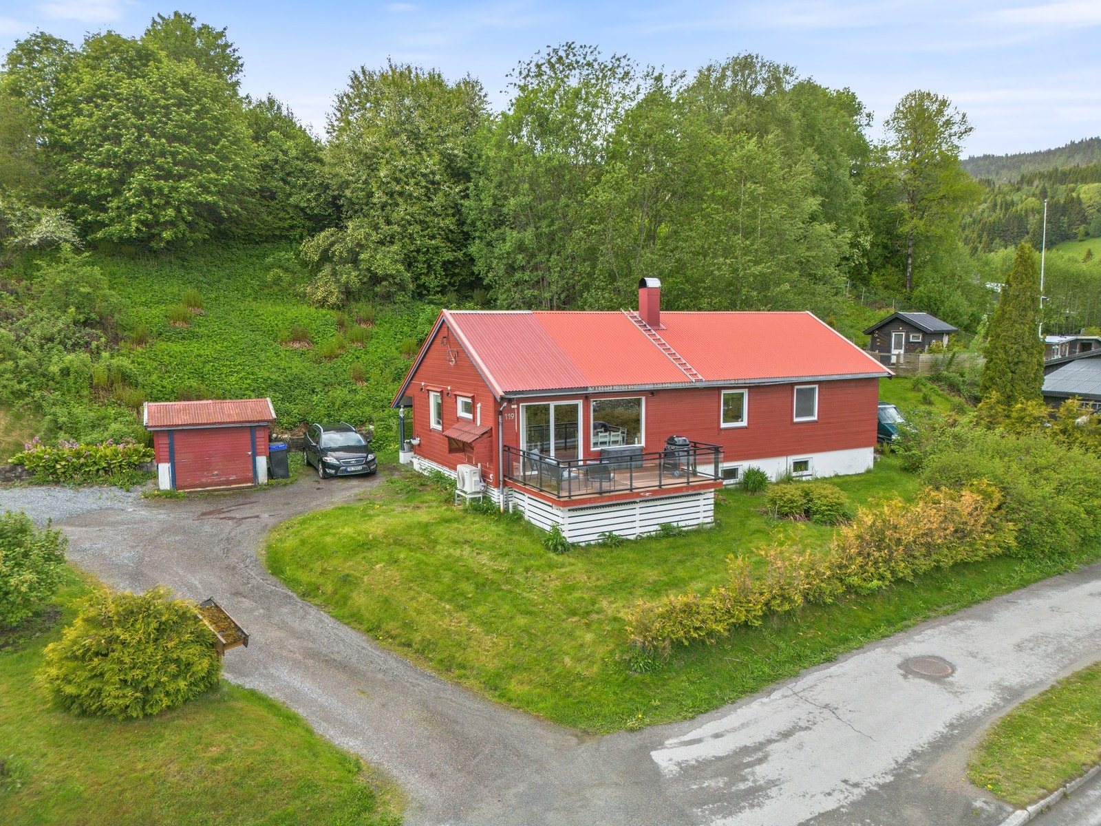 Sentral beliggenhet med nærhet til barnehage, skole, butikk og bensinstasjon. Galleribilde