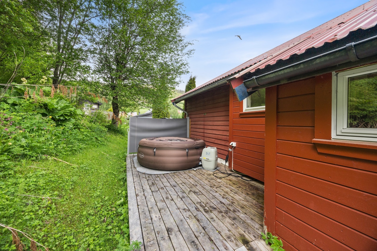 Markterrasse på baksiden av huset måler ca 10 kvm. Galleribilde