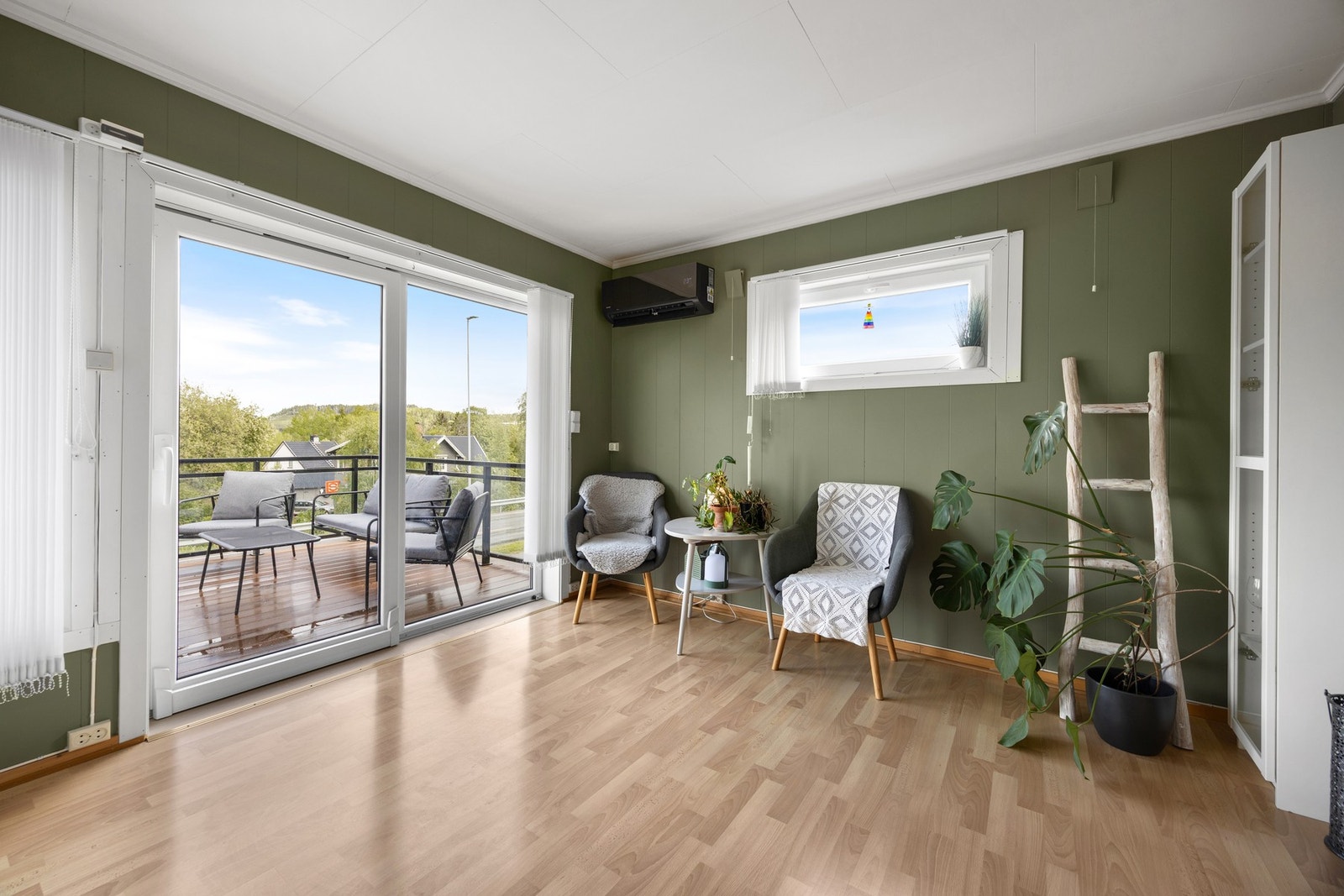 Fra stuen er det utgang til terrasse Galleribilde