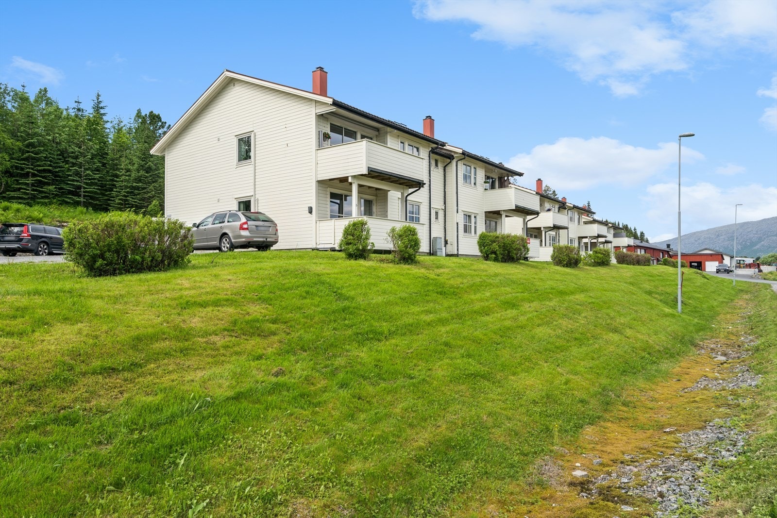 Eiendommen har parkering på oppstillingsplass rett utenfor boligbygget. Galleribilde