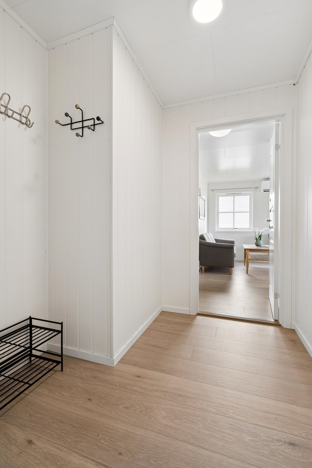 Gulvet i entréen er belagt med laminat, som gir et slitesterkt og praktisk underlag. Galleribilde