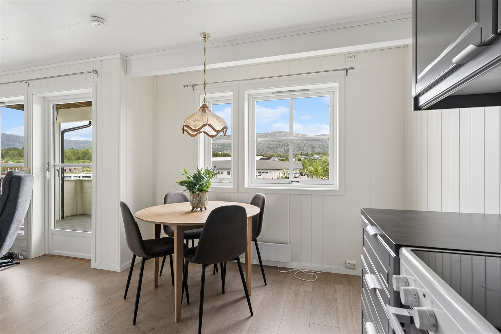 Utgang til terrasse fra spiseplass gir enkel tilgang til utendørsområdet. Galleribilde