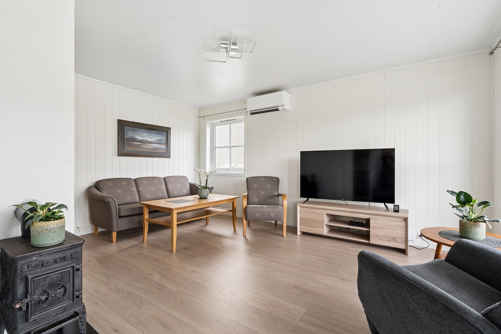 Vedovn gir oppvarming til stuen, som også har installert luft-til-luft varmepumpe. Galleribilde