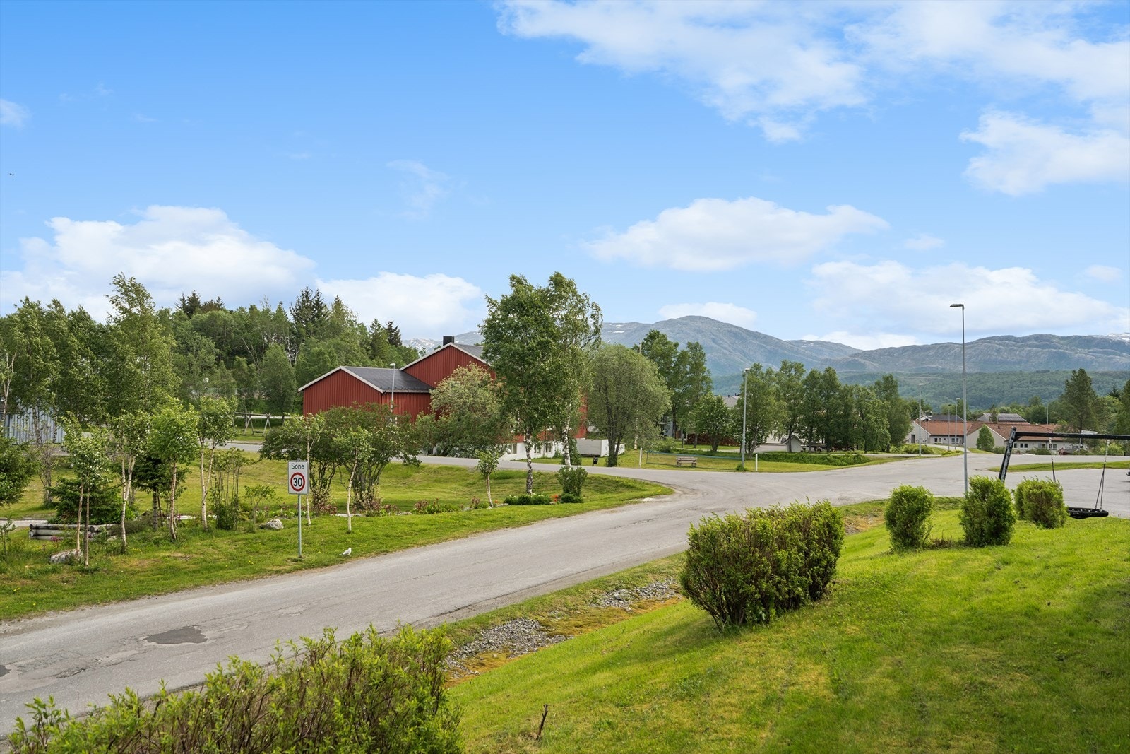 Eiendommen har kort gangavstand til barnehage, skole og dagligvarebutikk. Galleribilde