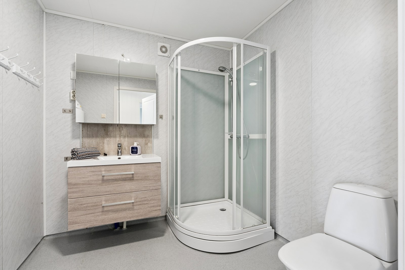 Badet har vinylbelegg og elektriske varmekabler i gulvet, samt moderne sanitærutstyr samt opplegg for vaskemaskin Galleribilde