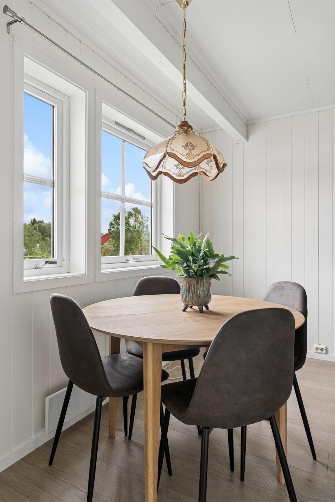 Store vinduer i spiseområdet gir godt lys og utsikt til uteområdet. Galleribilde