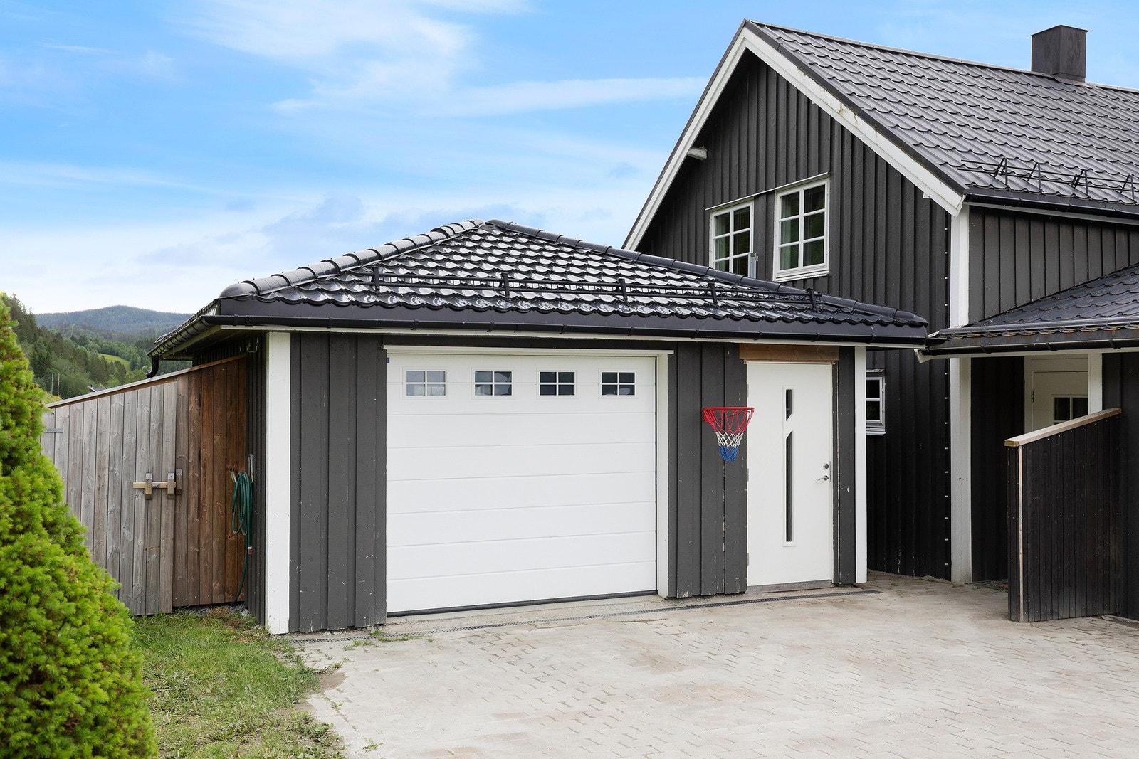 I tillegg til stor gårdsplass er det garasje med montert elbillader. Galleribilde