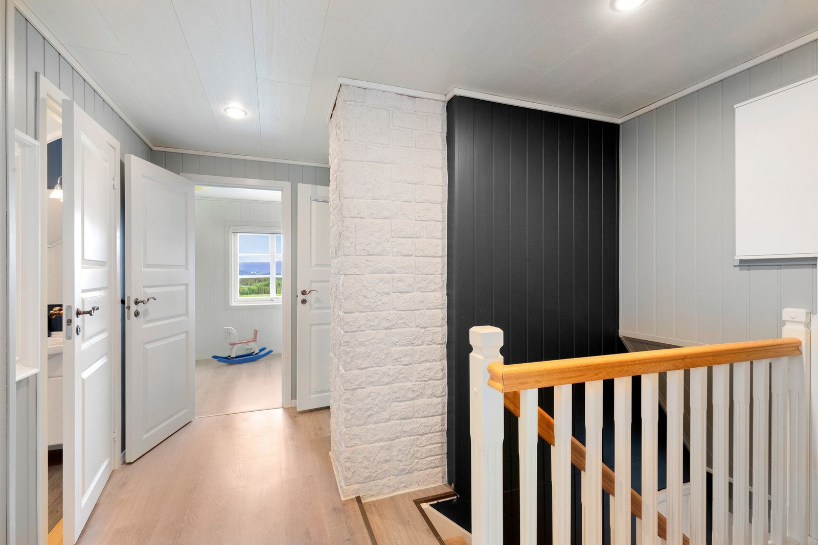 2.etasje inneholder 4 soverom og toalett rom. Galleribilde