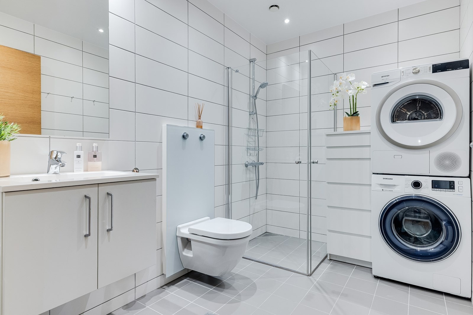 Badet i første etasje har flislagt gulv med gulvvarme og opplegg for vaskemaskin. Galleribilde