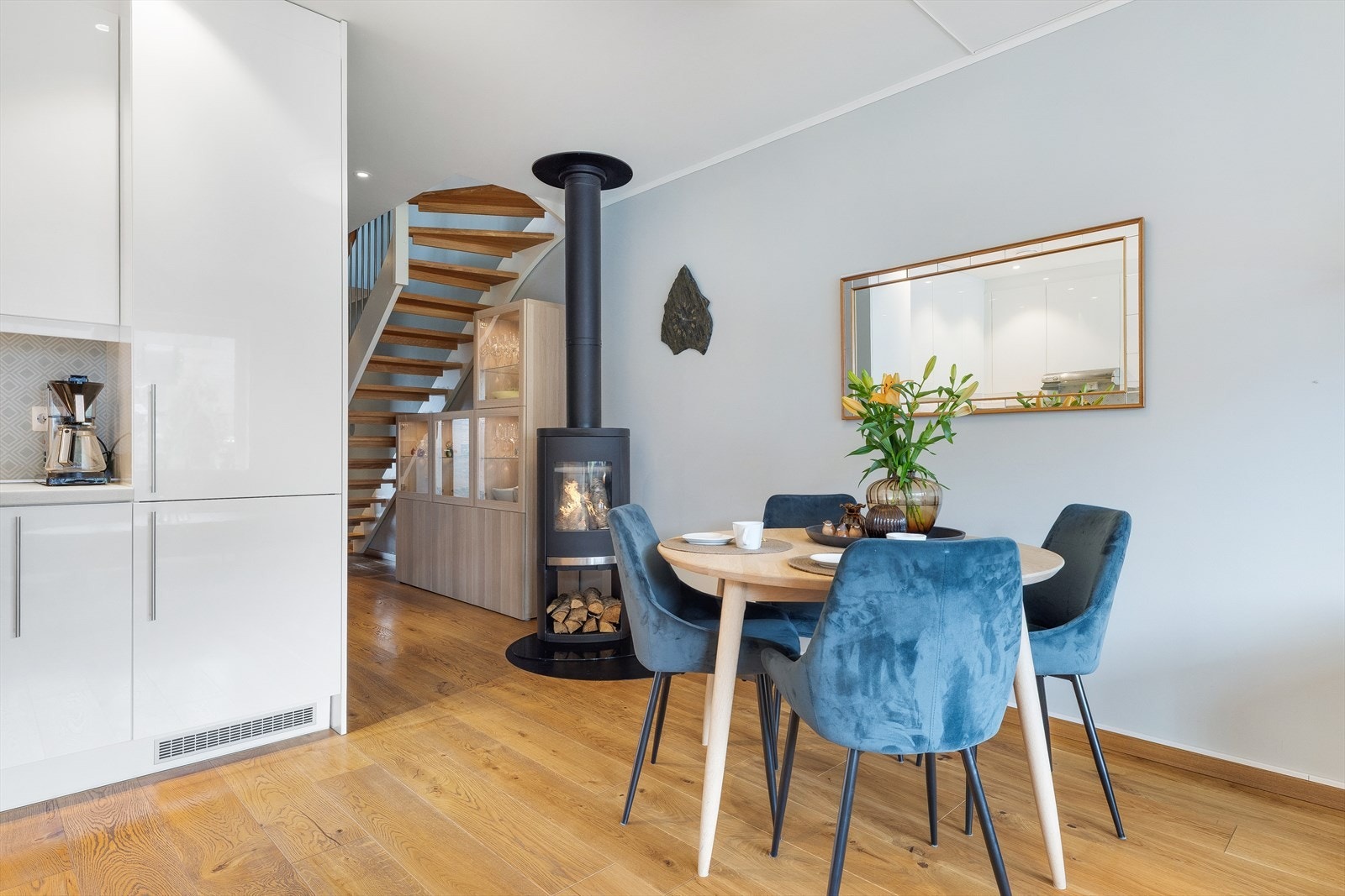 En vedovn fra 2014 gir både varme og hygge i stuen. Galleribilde