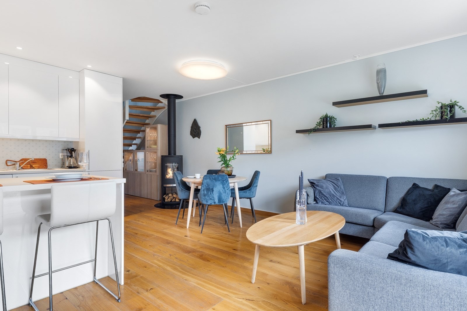 Den åpne løsningen i første etasje gir en sosial sone med plass til både sofagruppe og spisebord. Galleribilde