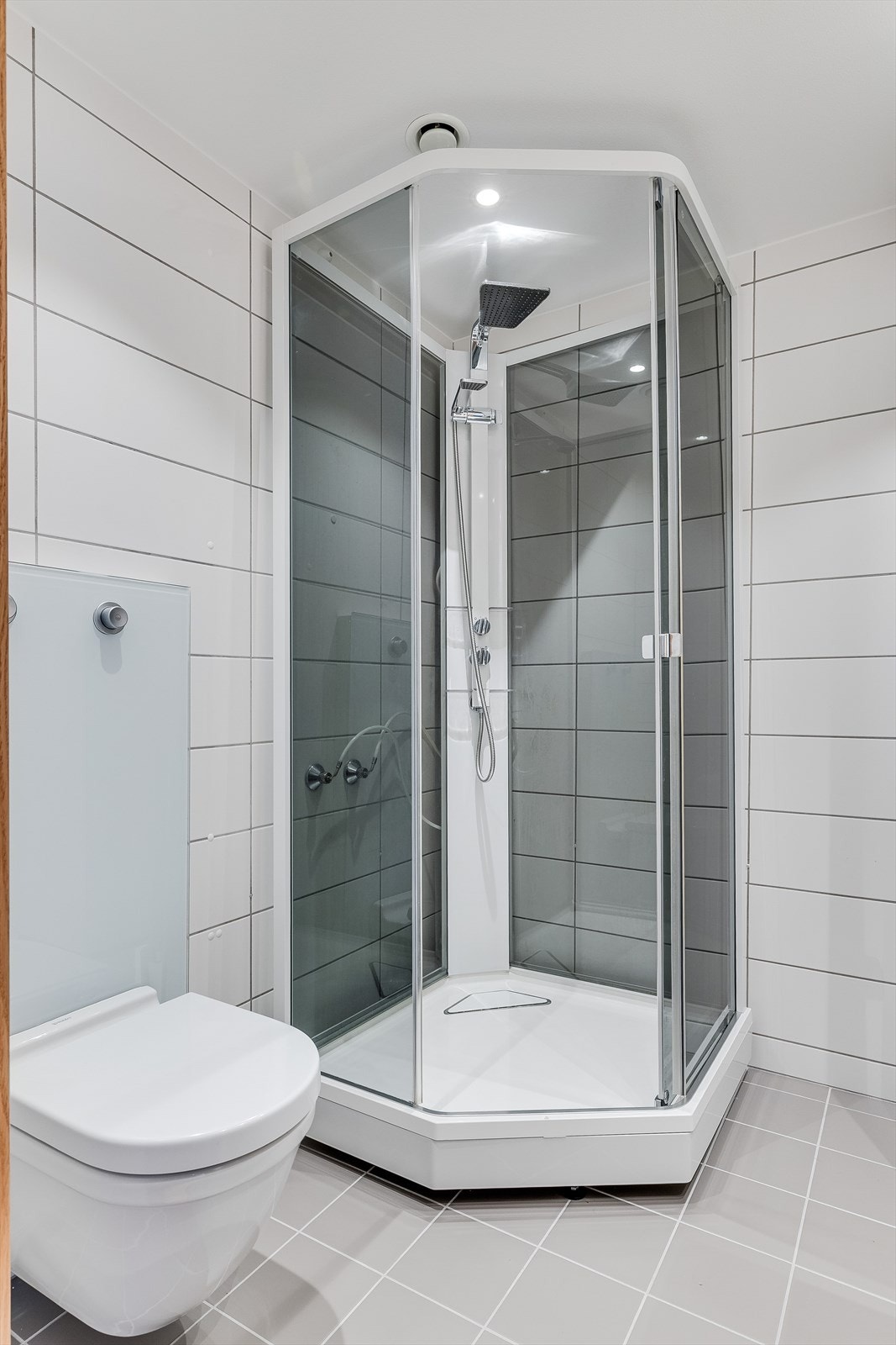 Badet i andre etasje har dusjkabinett og vegghengt toalett. Galleribilde