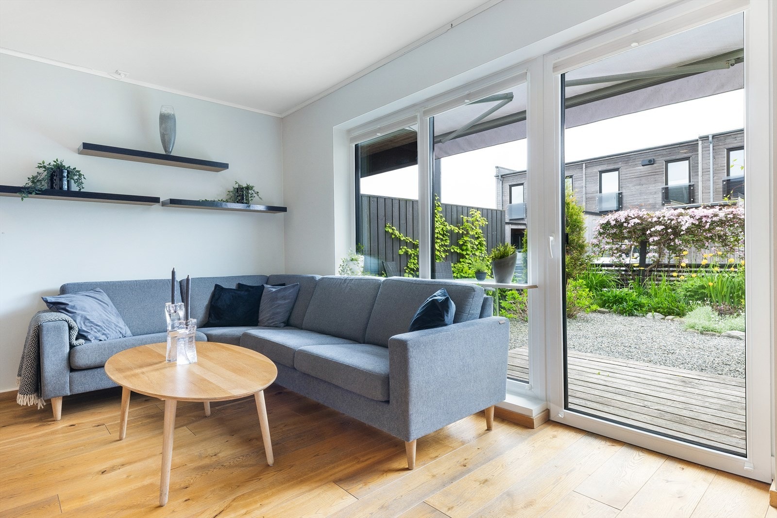 Store vindusflater og terrassedør gir godt med lys til stuen. Galleribilde